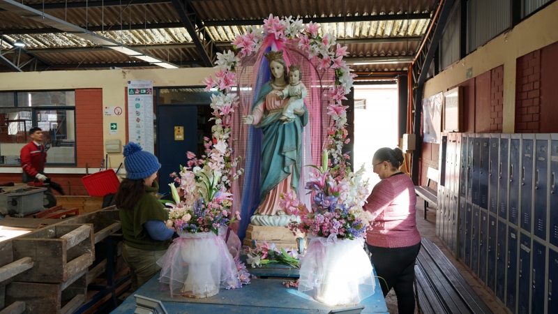 Apoderadas decoran a María Auxiliadora