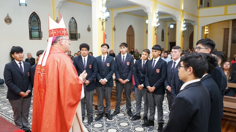 Jóvenes reciben sacramento de la Confirmación