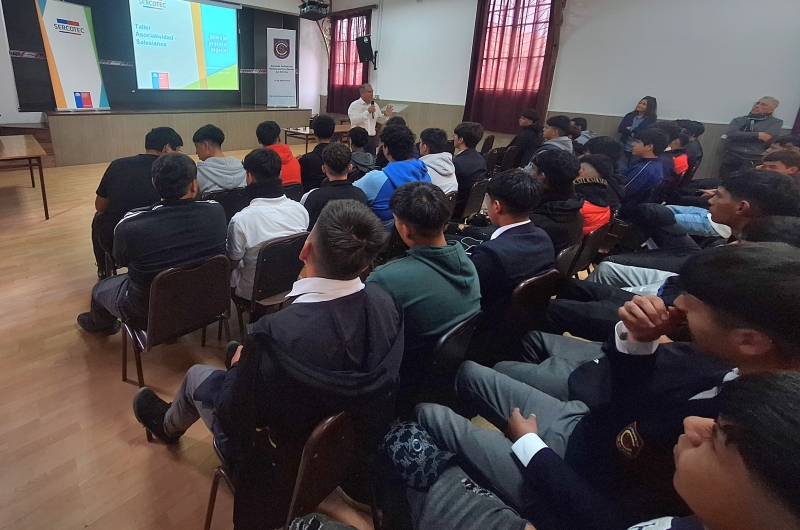 Estudiantes de 4° Medio reciben charla de Sercotec sobre el trabajo en equipo