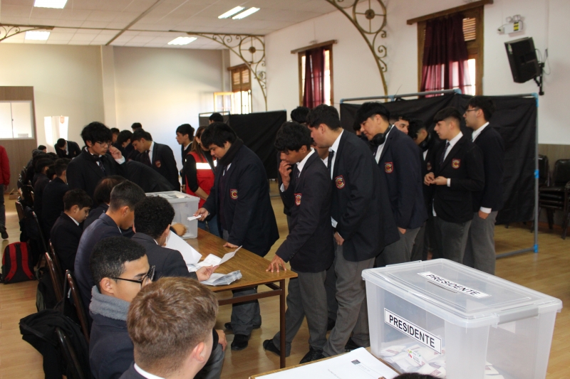 Una lección de democracia: jóvenes votan por nuevo Centro de Alumnos bajo estándares del Servel