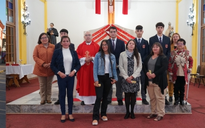 Alumnos y adultos recibieron su Primera Comunión en el Día de Pentecostés