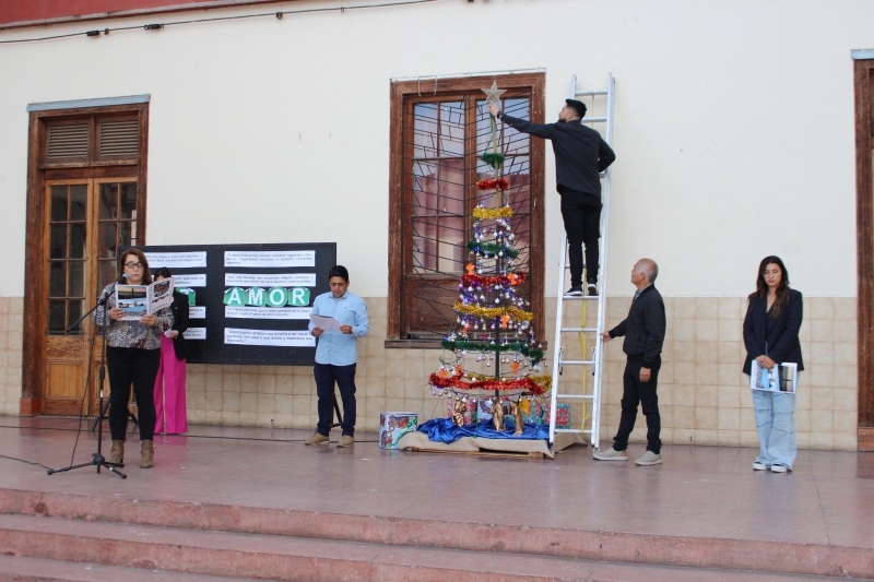 Equipo Directivo finaliza el árbol de Navidad con la estrella en su punta