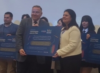 Maestro recibe la placa