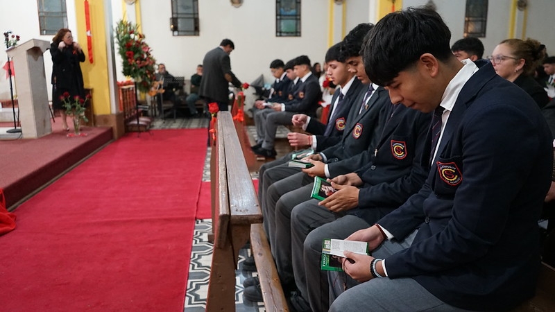 Jóvenes y adultos renuevan su fe en emotiva ceremonia de Confirmación en el Santuario María Auxiliadora